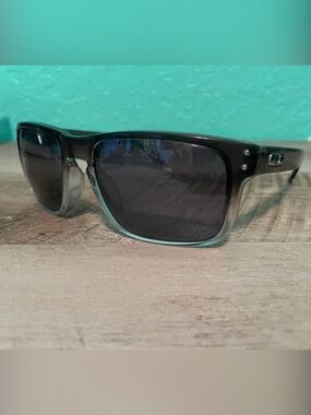 Oakley Holbrook ombré Men's Black Polarized Sunglasses